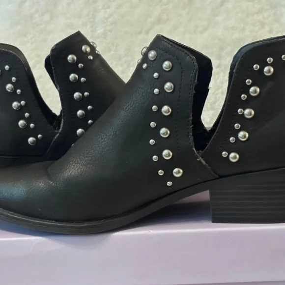 Madden Girl Black Studded Ankle Bootie Sz 8 - Picture 10 of 10